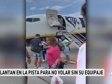 Unos pasajeros de Ryanair bajan a la pista para intentar impedir su despegue por impedir llevar sus maletas con sobrepeso