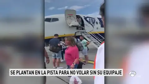 Unos pasajeros de Ryanair bajan a la pista para intentar impedir su despegue por impedir llevar sus maletas con sobrepeso Unos pasajeros de Ryanair bajan a la pista para intentar impedir su despegue por impedir llevar sus maletas con sobrepeso