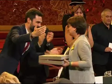 Puigdemont interviene en la entrega de las Cruces de San Jordi: "Los políticos presos no daremos ni un paso atrás" Puigdemont interviene en la entrega de las Cruces de San Jordi: "Los políticos presos no daremos ni un paso atrás"