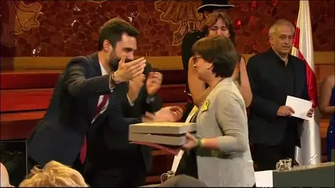 Puigdemont interviene en la entrega de las Cruces de San Jordi: "Los políticos presos no daremos ni un paso atrás" Puigdemont interviene en la entrega de las Cruces de San Jordi: "Los políticos presos no daremos ni un paso atrás"