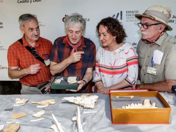 Los directores de las excavaciones arqueológicas de la sierra de Atapuerca y la consejera de cultura y turismo de la Junta de Castilla y León