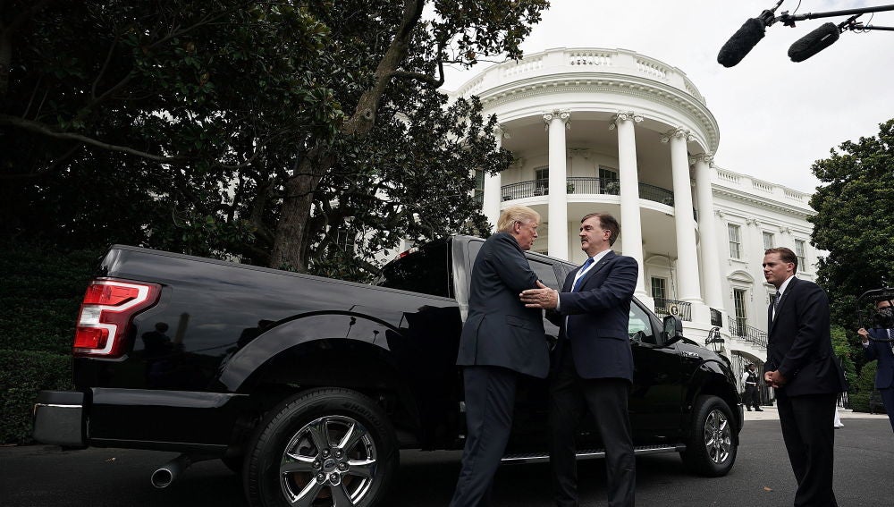El presidente estadounidense Donald Trump habla con el vicepresidente de Ford Motor Company, Curt Magleby