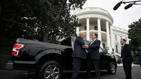 El presidente estadounidense Donald Trump habla con el vicepresidente de Ford Motor Company, Curt Magleby El presidente estadounidense Donald Trump habla con el vicepresidente de Ford Motor Company, Curt Magleby