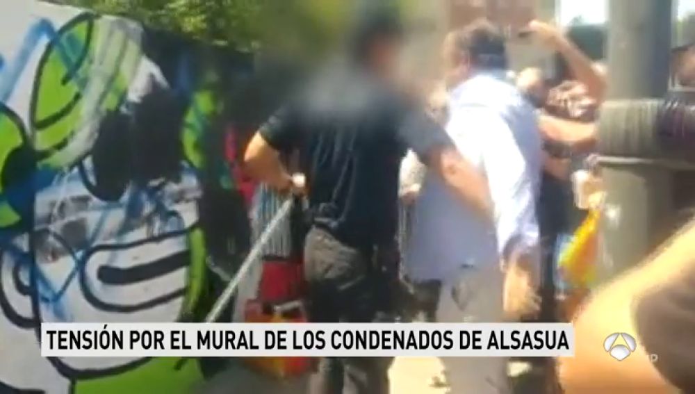 Momentos de tensión en la convocatoria para borrar el mural que critica la sentencia de Alsasua en Valencia