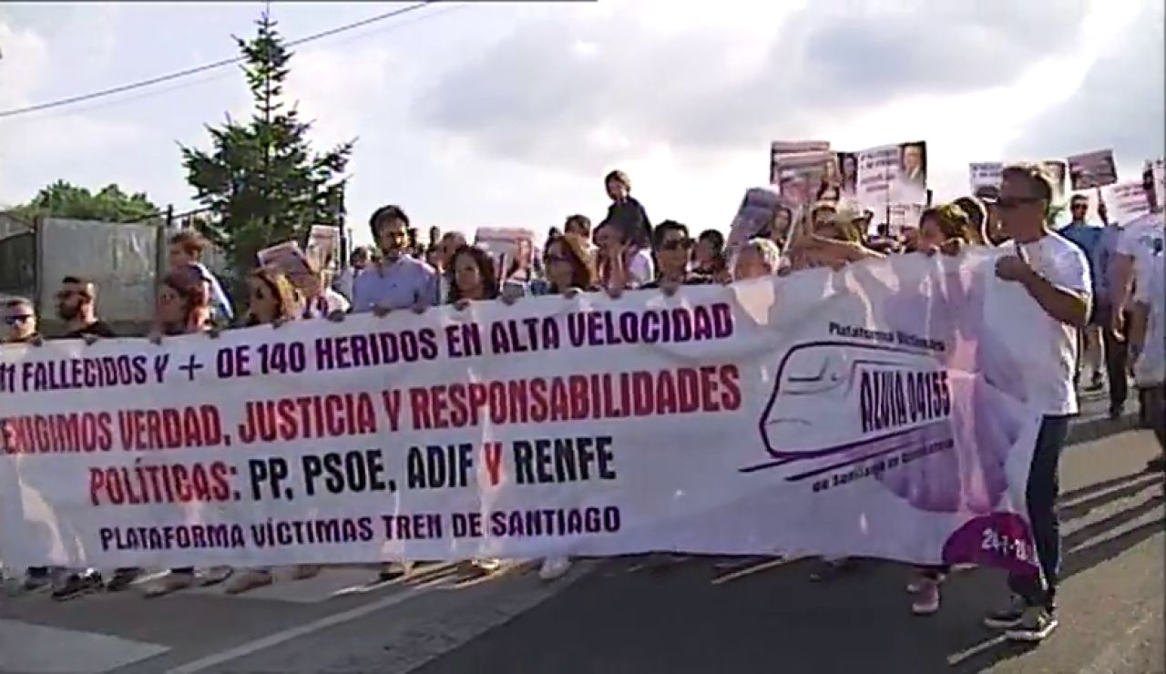 Familiares y víctimas del accidente del Alvia en Angrois aseguran que "es hora de que empiece a haber dimisiones y ceses"
