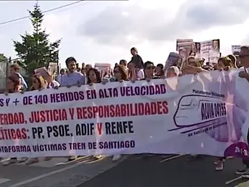 Familiares y víctimas del accidente del Alvia en Angrois aseguran que "es hora de que empiece a haber dimisiones y ceses" Familiares y víctimas del accidente del Alvia en Angrois aseguran que "es hora de que empiece a haber dimisiones y ceses"