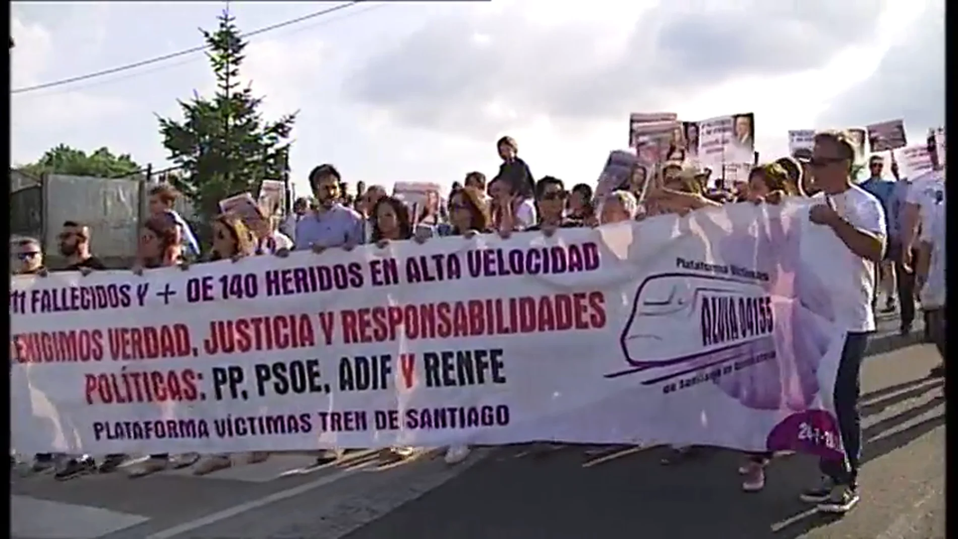 Familiares y víctimas del accidente del Alvia en Angrois aseguran que "es hora de que empiece a haber dimisiones y ceses" Familiares y víctimas del accidente del Alvia en Angrois aseguran que "es hora de que empiece a haber dimisiones y ceses"
