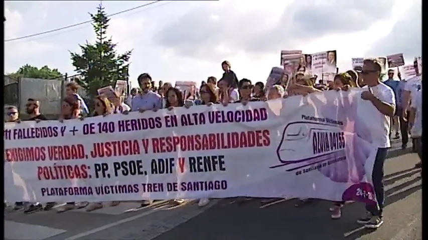 Familiares y víctimas del accidente del Alvia en Angrois aseguran que "es hora de que empiece a haber dimisiones y ceses" Familiares y víctimas del accidente del Alvia en Angrois aseguran que "es hora de que empiece a haber dimisiones y ceses"