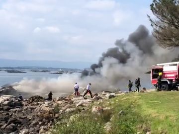 Al menos dos heridos graves al incendiarse un barco con 51 personas a bordo tras chocar contra una batea en Pontevedra Al menos dos heridos graves al incendiarse un barco con 51 personas a bordo tras chocar contra una batea en Pontevedra