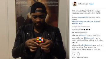 Mago haciendo un truco con el Cubo de Rubik