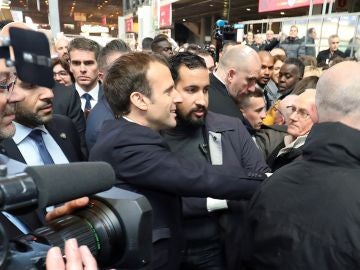 Fotografía de archivo que muestra al presidente francés, Emmanuel Macron, junto a su guardaespaldas Alexandre Benalla