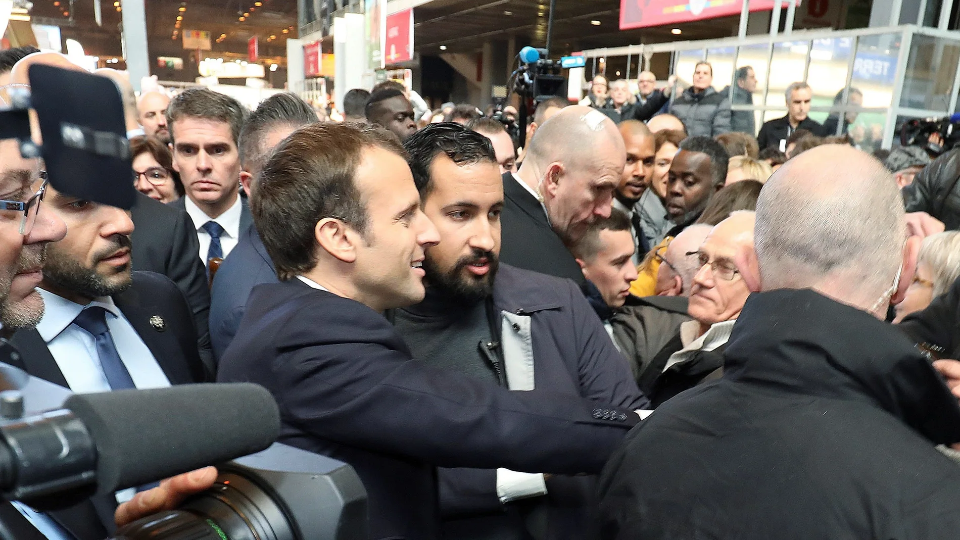 Fotografía de archivo que muestra al presidente francés, Emmanuel Macron, junto a su guardaespaldas Alexandre Benalla Fotografía de archivo que muestra al presidente francés, Emmanuel Macron, junto a su guardaespaldas Alexandre Benalla