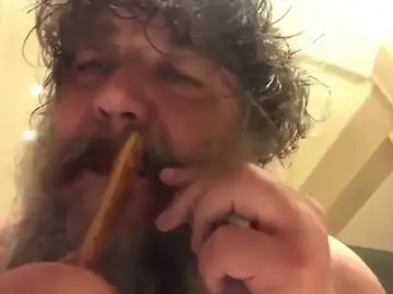 Russell Crowe revoluciona las redes sociales con un vídeo en el que se peina la barba Russell Crowe revoluciona las redes sociales con un vídeo en el que se peina la barba
