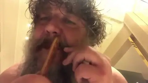 Russell Crowe revoluciona las redes sociales con un vídeo en el que se peina la barba Russell Crowe revoluciona las redes sociales con un vídeo en el que se peina la barba