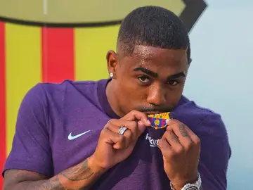 Malcom besa el escudo del Barcelona Malcom besa el escudo del Barcelona