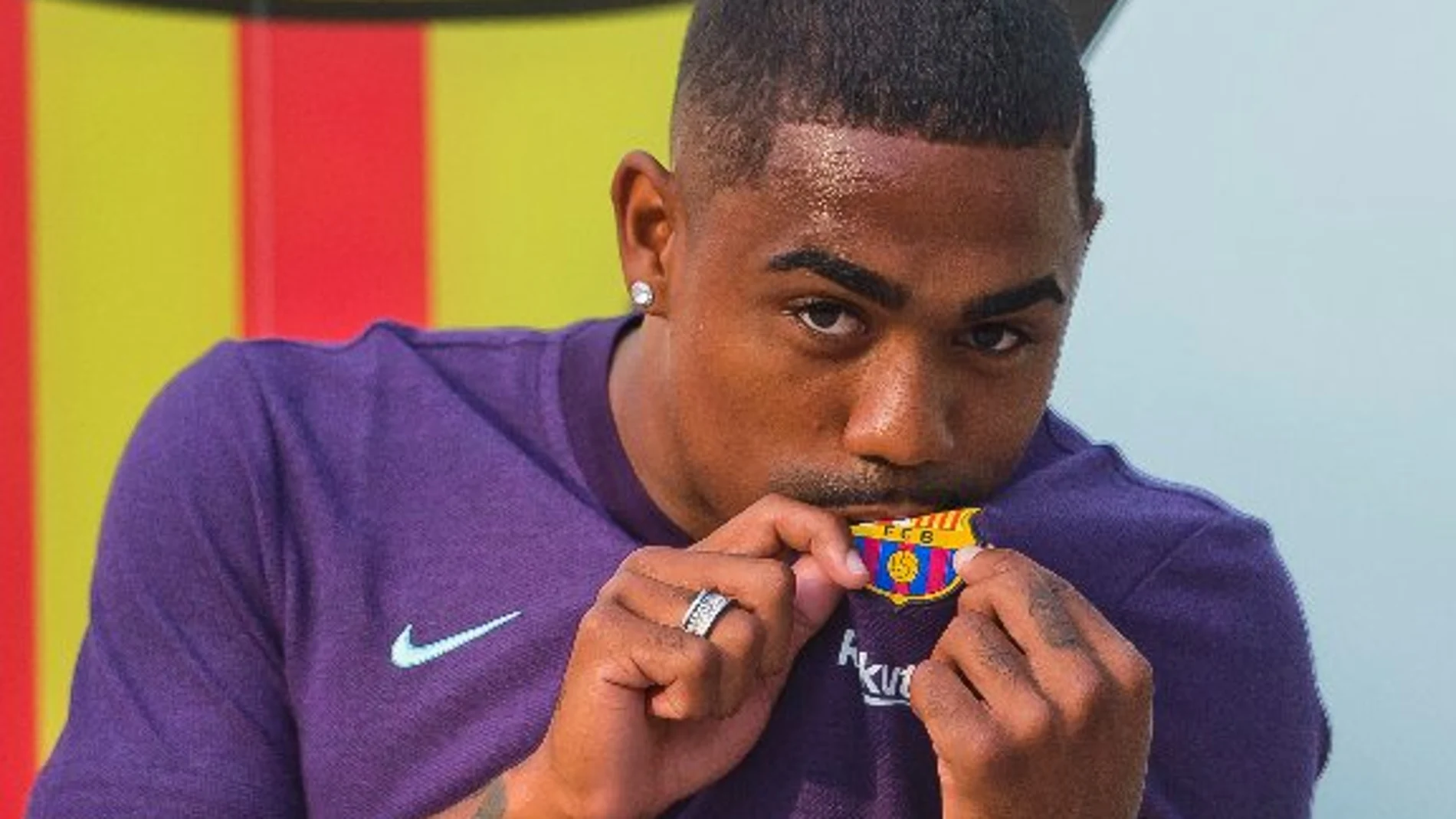 Malcom besa el escudo del Barcelona Malcom besa el escudo del Barcelona