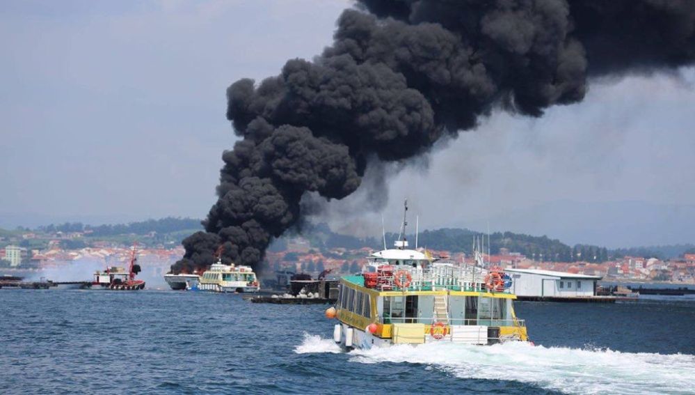 Incendio del barco en Pontevedra