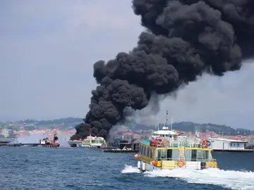 Incendio del barco en Pontevedra Incendio del barco en Pontevedra