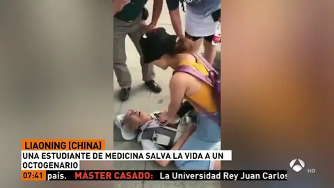 Una estudiante de medicina logra reanimar a un octogenario en plena calle Una estudiante de medicina logra reanimar a un octogenario en plena calle