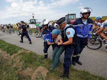 Policia disolviendo a los manifestantes durante el Tour de Francia