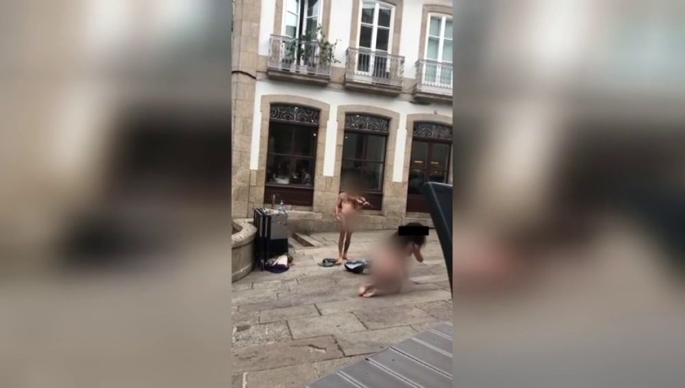 Unos músicos se desnudan y dan un concierto en plena calle