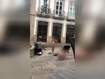 Unos músicos se desnudan y dan un concierto en plena calle Unos músicos se desnudan y dan un concierto en plena calle