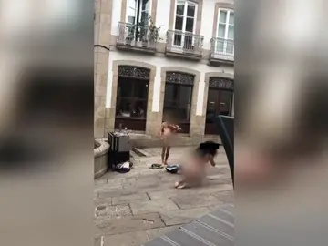 Unos músicos se desnudan y dan un concierto en plena calle Unos músicos se desnudan y dan un concierto en plena calle