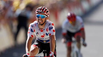 Alaphilippe esprinta en el final de etapa