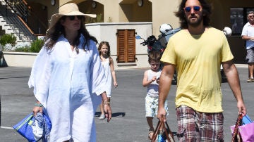 Carlota Casiraghi y Dimitri Rassam presumen de embarazo durante sus vacaciones en Saint Tropez