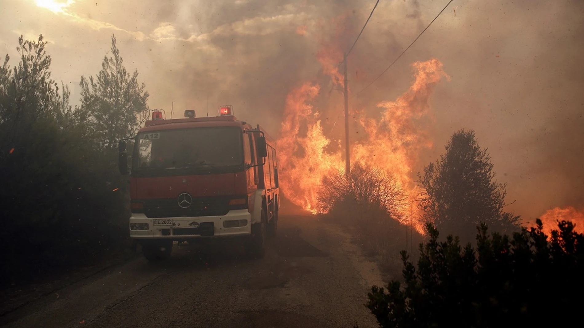 Un camión de Bomberos en las labores de extinción de un incendio cerca de Atenas