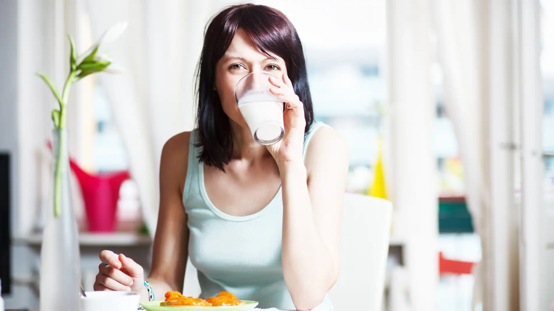 Mujer tomando leche