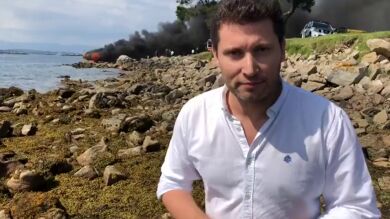Varios heridos al incendiarse un barco con 51 personas a bordo tras chocar contra una batea en Pontevedra 