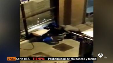 Un vecino de Barcelona capta el momento en el que un grupo de encapuchados asalta un restaurante