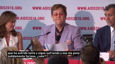 Elton John denuncia una 