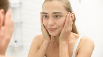 Cómo utilizar correctamente el agua micelar (y por qué es el mejor método para desmaquillarte)