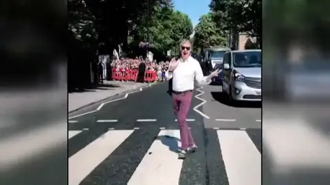 Paul McCartney cruza de nuevo el paso de peatones de Abbey Road Paul McCartney cruza de nuevo el paso de peatones de Abbey Road