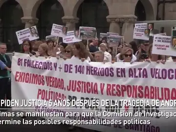 Las víctimas piden justicia cinco años después del accidente de tren en Angrois en el que murieron 80 personas Las víctimas piden justicia cinco años después del accidente de tren en Angrois en el que murieron 80 personas