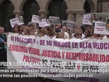 Las víctimas piden justicia cinco años después del accidente de tren en Angrois en el que murieron 80 personas Las víctimas piden justicia cinco años después del accidente de tren en Angrois en el que murieron 80 personas