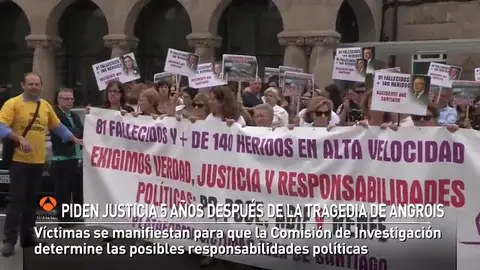 Las víctimas piden justicia cinco años después del accidente de tren en Angrois en el que murieron 80 personas Las víctimas piden justicia cinco años después del accidente de tren en Angrois en el que murieron 80 personas