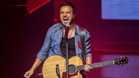 Luis Fonsi durante el concierto en Barcelona Luis Fonsi durante el concierto en Barcelona