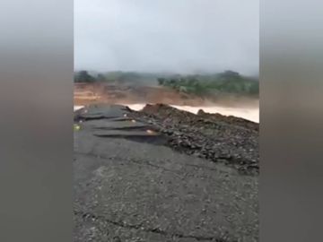 Varios muertos y cientos de desaparecidos tras derrumbarse una presa hidroeléctrica en Laos Varios muertos y cientos de desaparecidos tras derrumbarse una presa hidroeléctrica en Laos