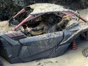 Diego Costa aprovecha sus vacaciones ¡Montando en buggy! Diego Costa aprovecha sus vacaciones ¡Montando en buggy!