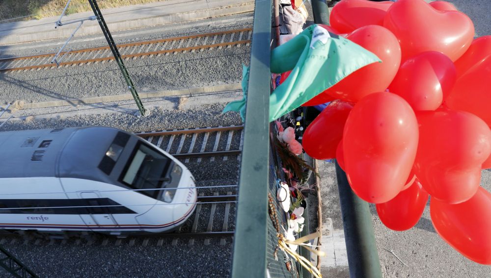 Un tren pasa a la misma hora donde hace cinco años fallecieron 81 personas