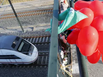 Un tren pasa a la misma hora donde hace cinco años fallecieron 81 personas Un tren pasa a la misma hora donde hace cinco años fallecieron 81 personas