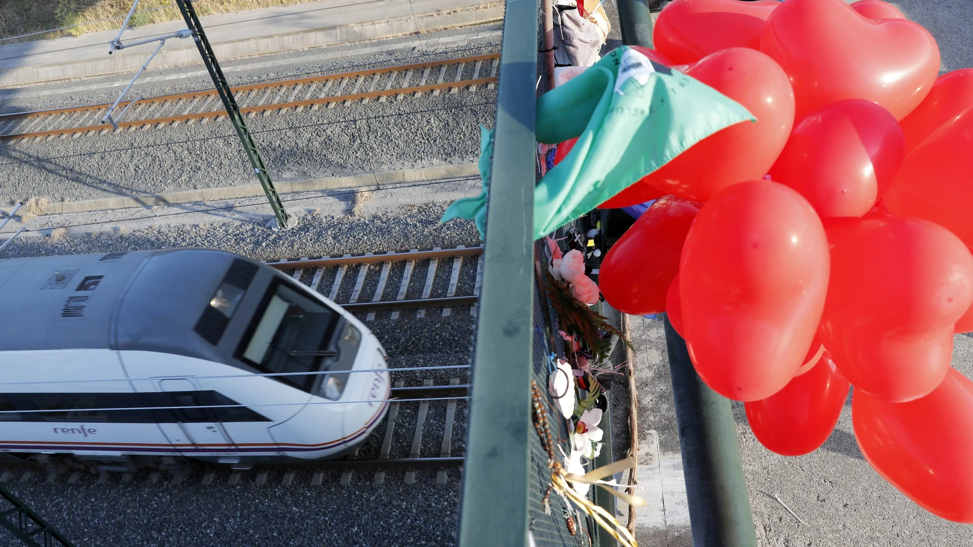 Un tren pasa a la misma hora donde hace cinco años fallecieron 81 personas Un tren pasa a la misma hora donde hace cinco años fallecieron 81 personas
