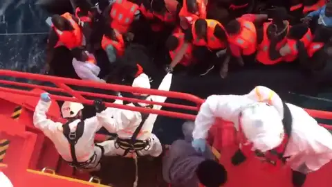 Rescate de migrantes por parte de Salvamento Marítimo Rescate de migrantes por parte de Salvamento Marítimo