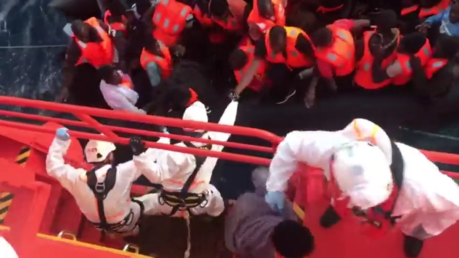 Rescate de migrantes por parte de Salvamento Marítimo Rescate de migrantes por parte de Salvamento Marítimo