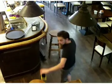 Una hostelera sube a Facebook un vídeo en el que se ve como un cliente le roba el móvil Una hostelera sube a Facebook un vídeo en el que se ve como un cliente le roba el móvil