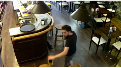 Una hostelera sube a Facebook un vídeo en el que se ve como un cliente le roba el móvil Una hostelera sube a Facebook un vídeo en el que se ve como un cliente le roba el móvil