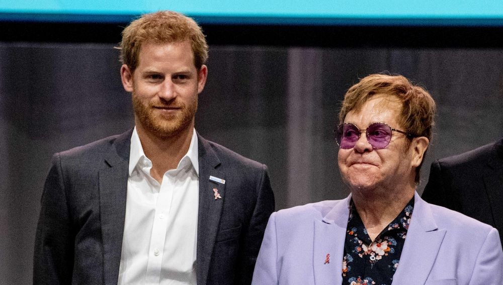 El príncipe británico Enrique y el cantante británico Elton John durante un acto sobre el sida en Ámsterdam